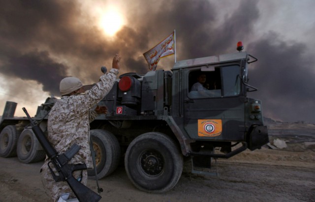 Iraqi army are seen in Qayyara