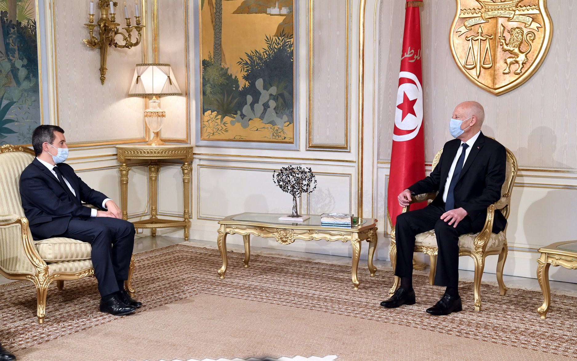 رئيس الجمهورية مع وزير الداخلية الفرنسي